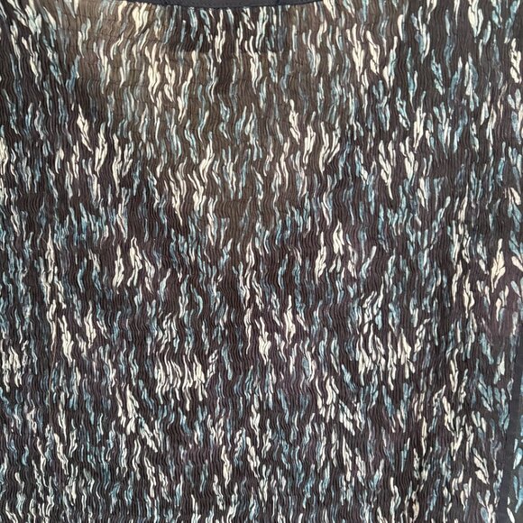 Unique lightweight pleated material blouse - Picture 6 of 6